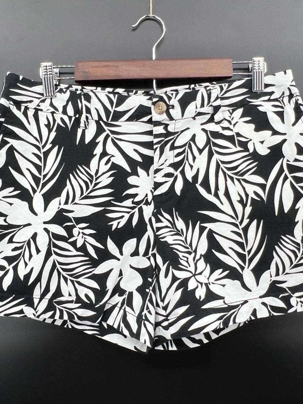 Ladies Faded Glory Black and White Tropical Floral Chino Shorts Size 10 EUC